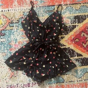 Lydelle Strawberry Romper Black Ruffle Faux Wrap Top V-neck Women’s Size L